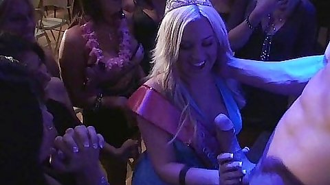 Boozed up gfs are sucking the dancing guys dick