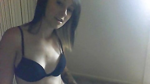 Teen gf is taking off her clothes