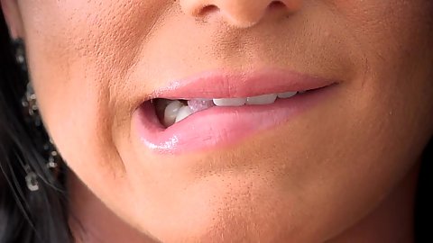 Close up sexy lips Romi Rain show her nice big ass