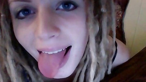 Teen gf playing around her body
