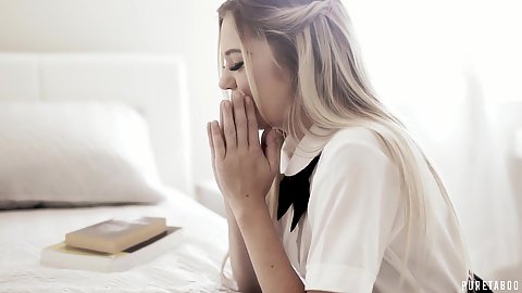 Chloe Foster is a strong beliver that anal doesnt count and her virtue must remain intact as she looks for a way to get her 18 year old anus pounded