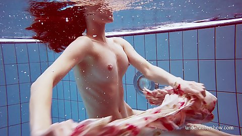 Underwater shot of Martina loosing her clothes and doing some nice lenghty swims