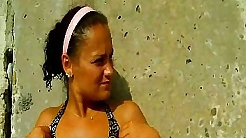 Amateur babe shaking her ass by the beach