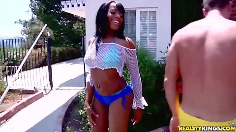 Round brown ass Evve shaking her booty