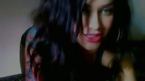 Solo amateur tattoo girl showing her tits and sucking fingers on webcam
