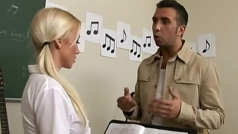 Hot teen school girl needs to relax her throat for the concert