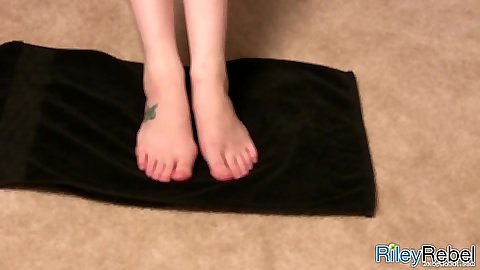 Riley Rebel amateur showing off her feet and applying lotion to them
